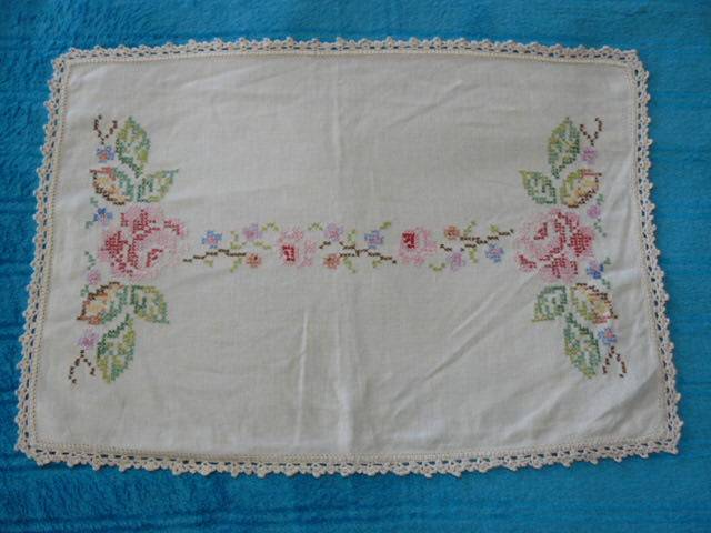 STUNNING CROSS STITCH VINTAGE COTTON TRAY CLOTH