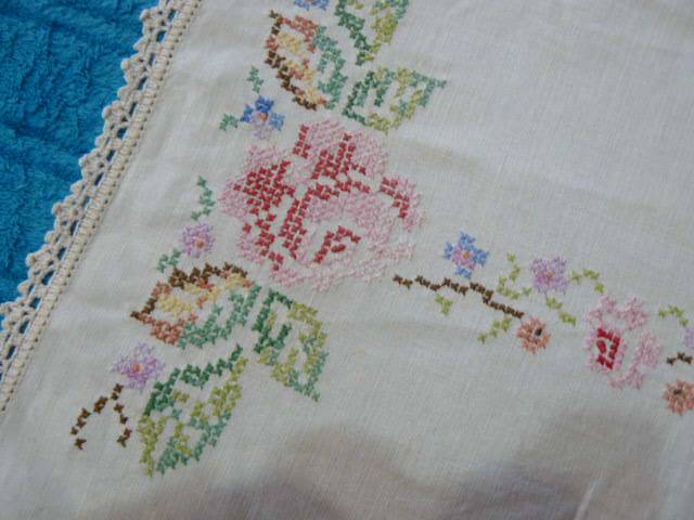 STUNNING CROSS STITCH VINTAGE COTTON TRAY CLOTH
