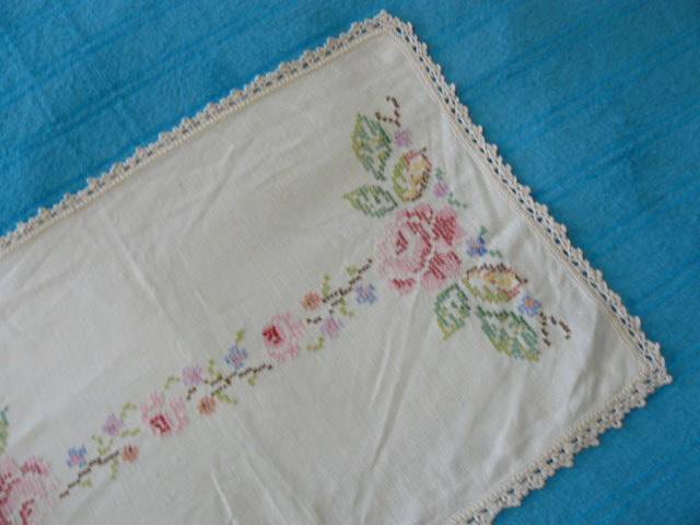 STUNNING CROSS STITCH VINTAGE COTTON TRAY CLOTH
