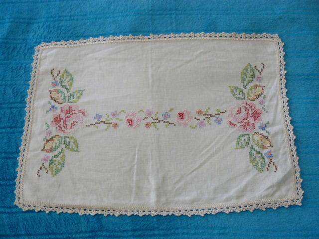 STUNNING CROSS STITCH VINTAGE COTTON TRAY CLOTH