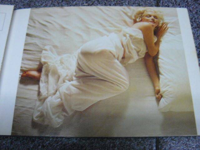 MARILYN MONROE... a post card book 30 PST CARDS IN BOOK FORM 21 CM X 14 CM