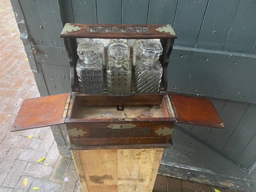 Beautiful Oak Tantalus in good condition