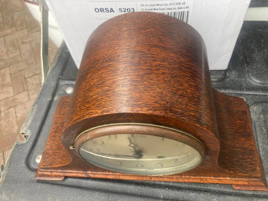 Oak Cased Mantelclock in good working condition