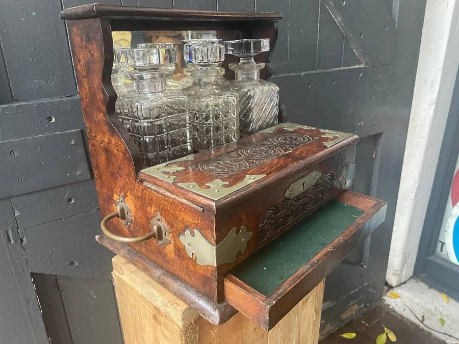 Beautiful Oak Tantalus in good condition