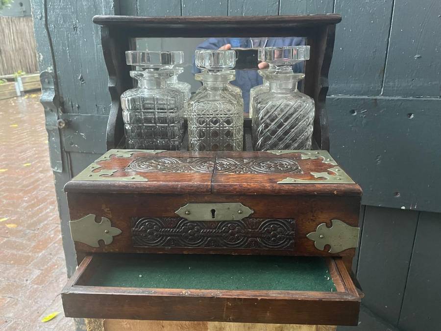 Beautiful Oak Tantalus in good condition