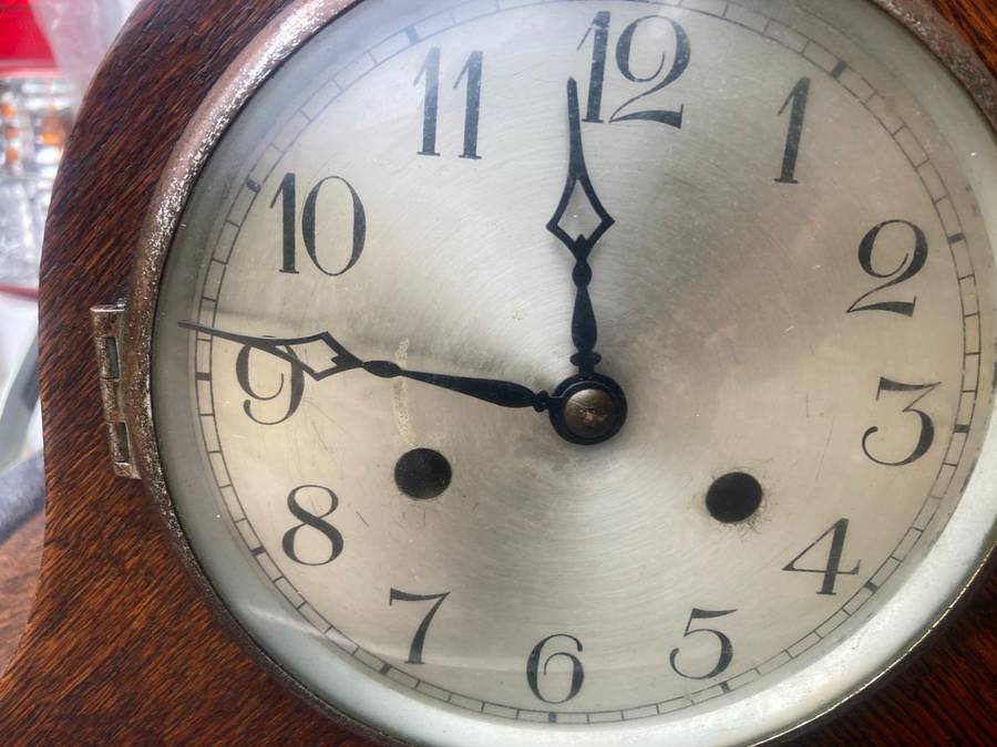 Oak Cased Mantelclock in good working condition