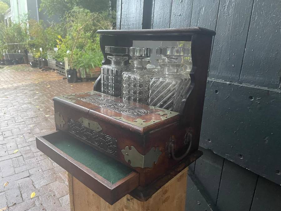 Beautiful Oak Tantalus in good condition