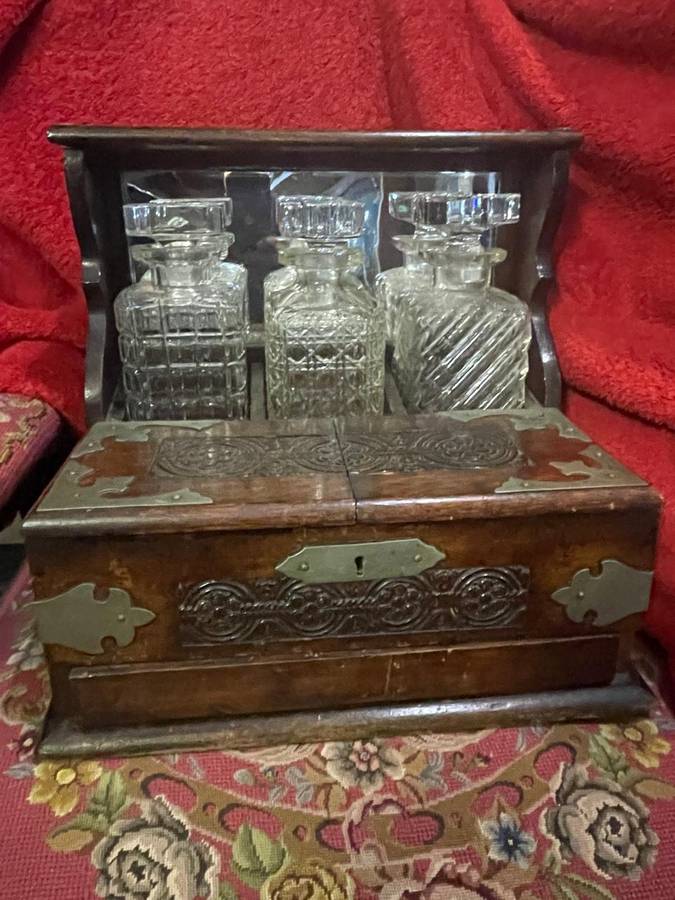 Beautiful Oak Tantalus in good condition