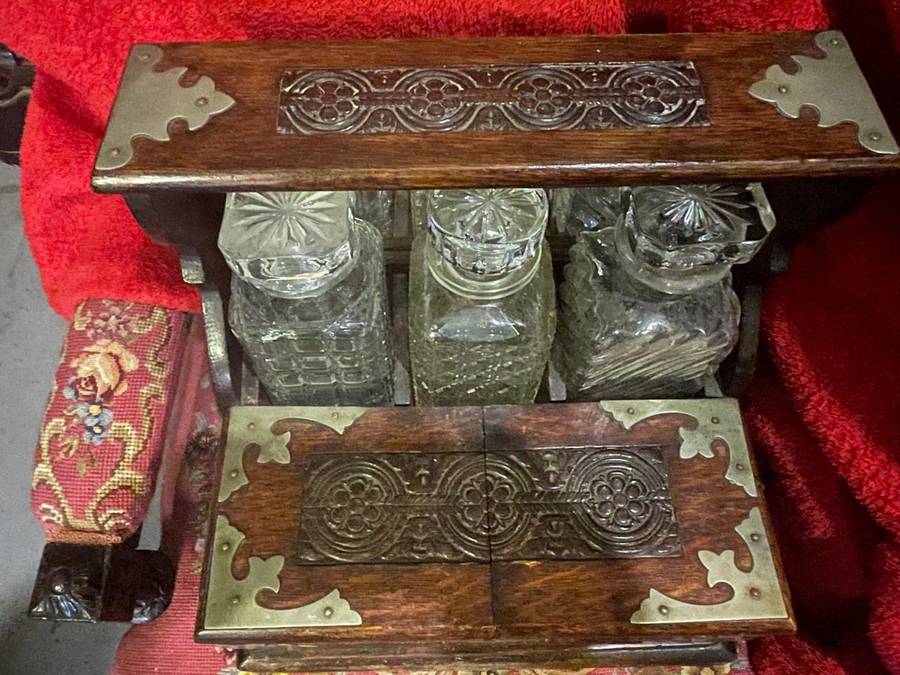 Beautiful Oak Tantalus in good condition