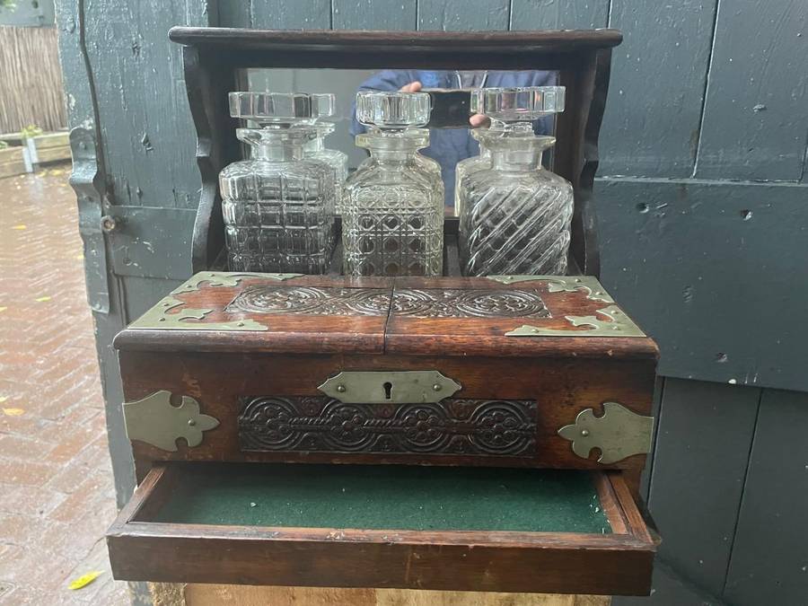 Beautiful Oak Tantalus in good condition