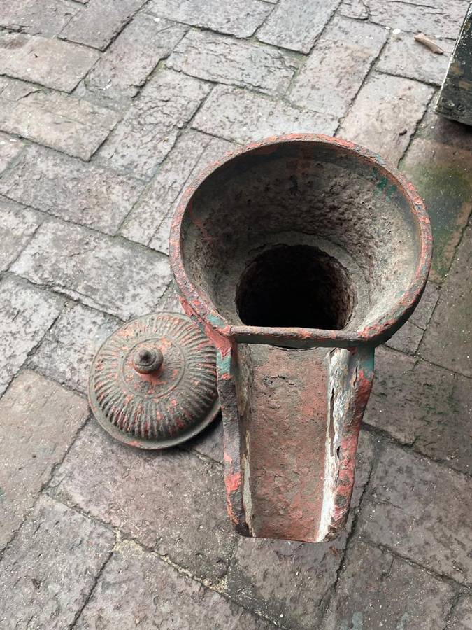 Rare Cast Iron Well Top  ( 30 x 25 cm )