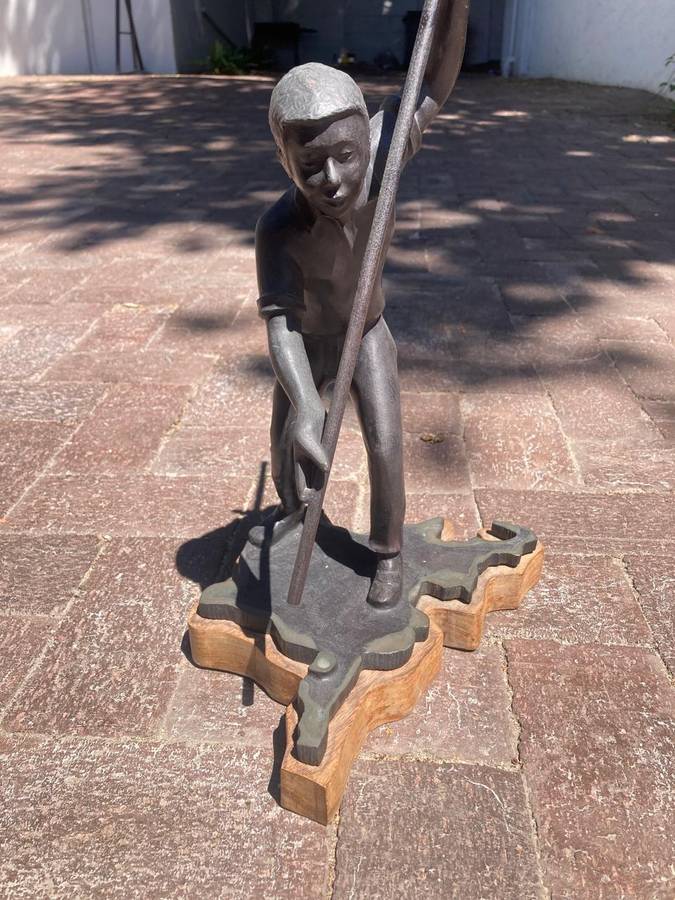 Bronze sculpture of flag planting man (35 cm)