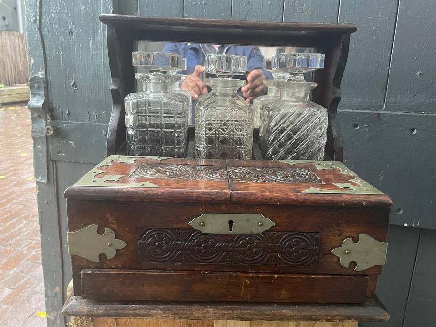 Beautiful Oak Tantalus in good condition