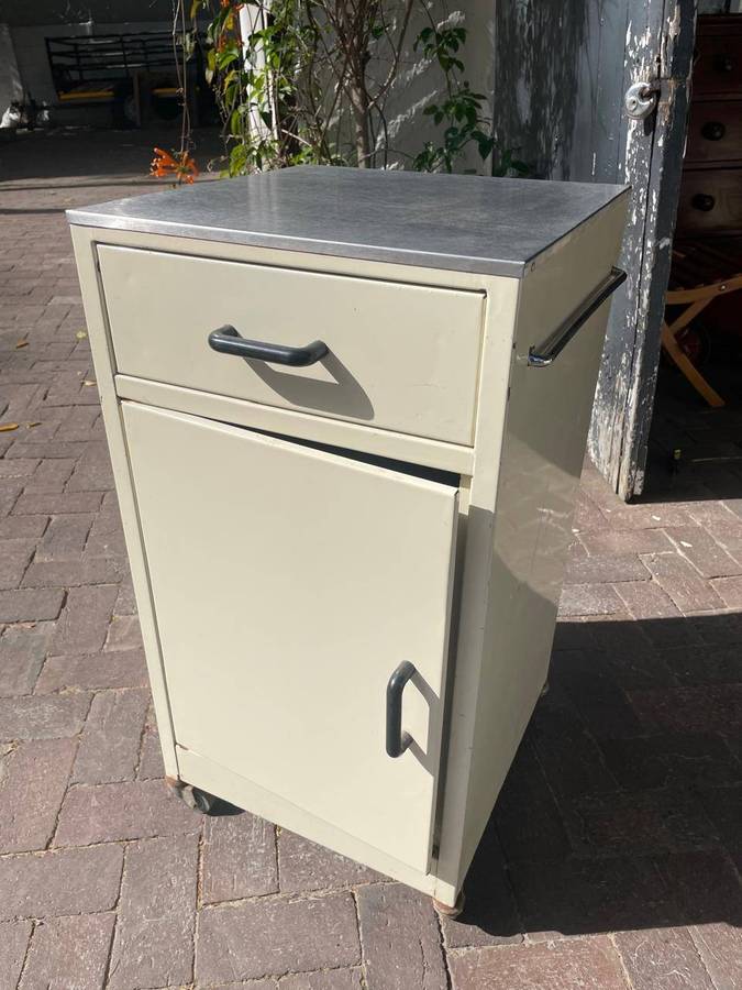 Collection of 6 Hospital Bed Cabinets ) 82 x 43 x 43 cm