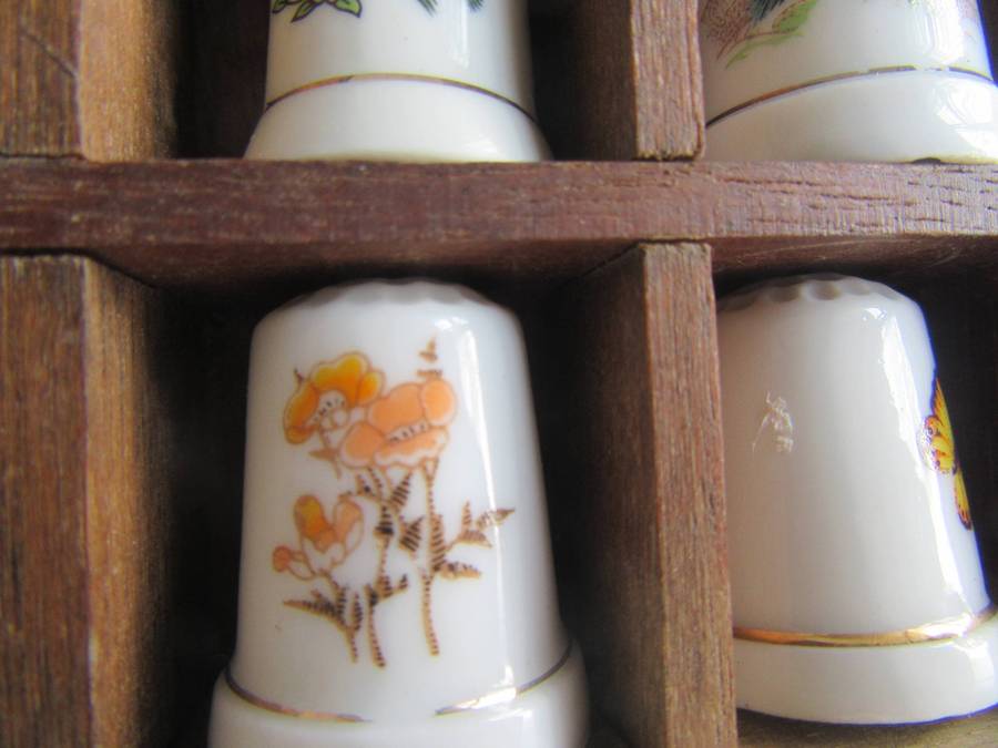 20 BEAUTIFUL PORCELAIN THIMBLESIN SHELF - AS PER SCAN - BID PER ITEM