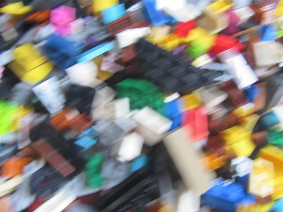 300g OF MINI LEGOS - AS PER SCAN - BID PER 2 GRAMS - LE10
