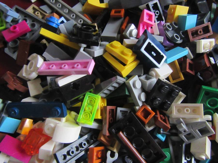 300g OF MINI LEGOS - AS PER SCAN - BID PER 2 GRAMS - LE10