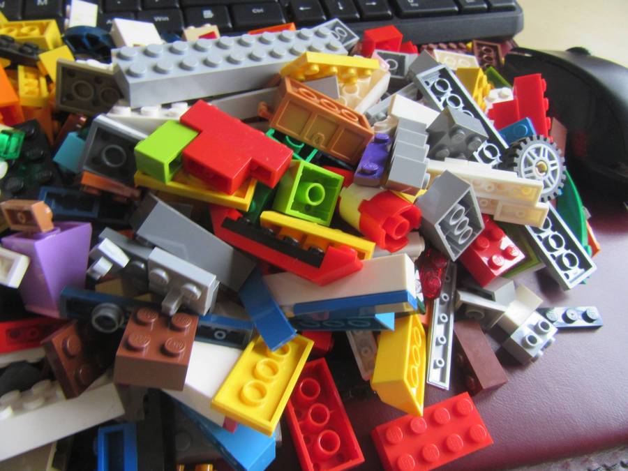 700 g OF MIXED LEGO ITEMS - AS PER SCAN - BID PER TWO GRAMS - LE11