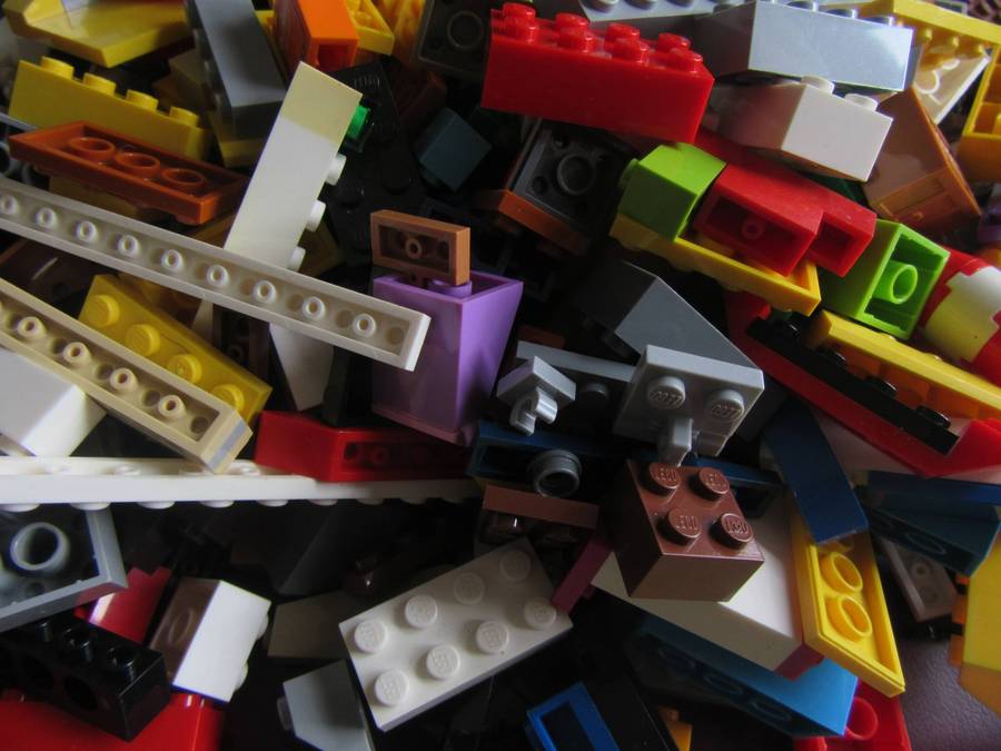 700 g OF MIXED LEGO ITEMS - AS PER SCAN - BID PER TWO GRAMS - LE11