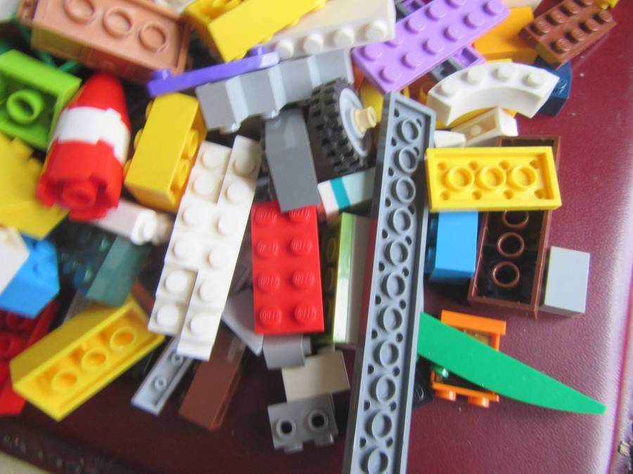 700 g OF MIXED LEGO ITEMS - AS PER SCAN - BID PER TWO GRAMS - LE11