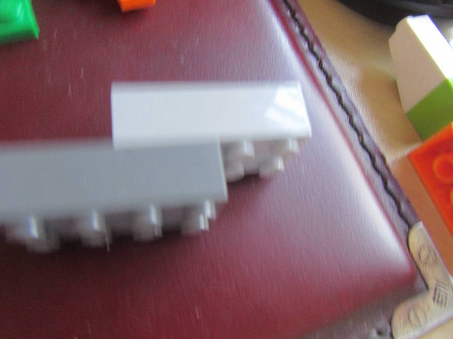 2 VARIOUS LEGO BRICKS - AS PER SCAN -L