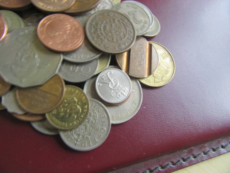 GOODSTART FOR THE BEGINNER 250 INTERNATIONAL COINS - AS PER SCAN - BID PER COIN -LOT 14