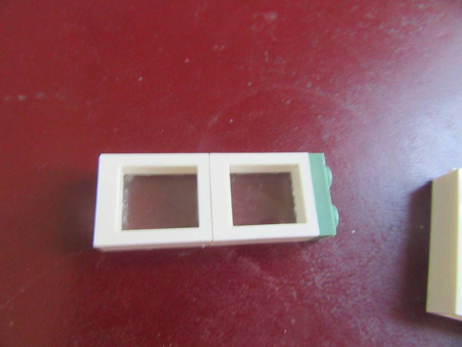 10 VARIOUS LEGO WINDOWS - AS PER SCAN