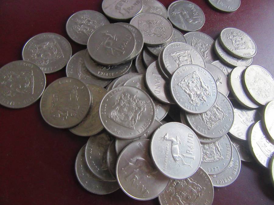 58 ONE RAND COINS WITH COAT OF ARMS - VARIOUS YEARS - AS PER SCAN - BID PER COIN