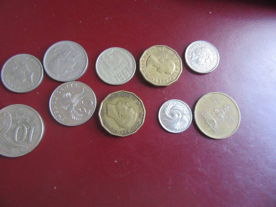 GOOD START FOR THE BEGINNER - 10 INTERNATIONAL COINS - AS PER SCAN - CO15A