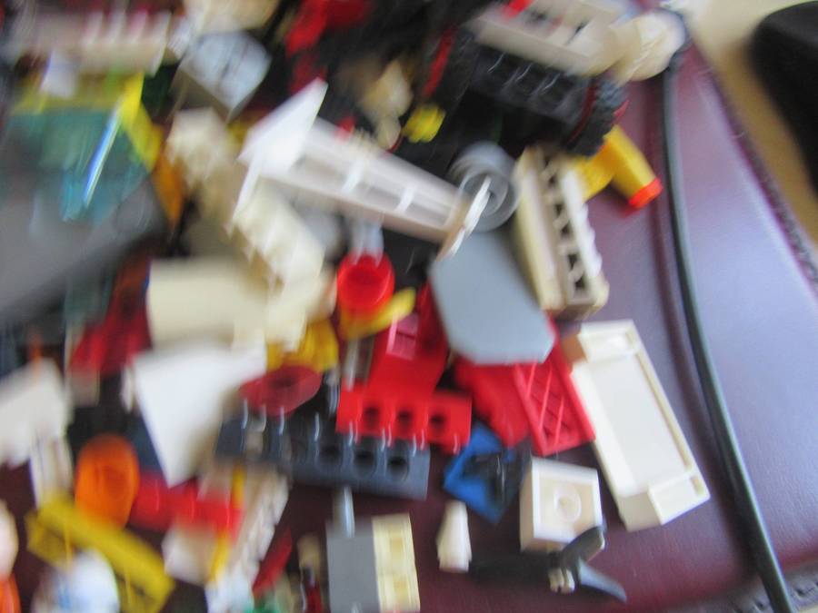 520gOF SMALL LEGO ITEMS - AS PPER SCAN - BID PER ONE GRAM -MD