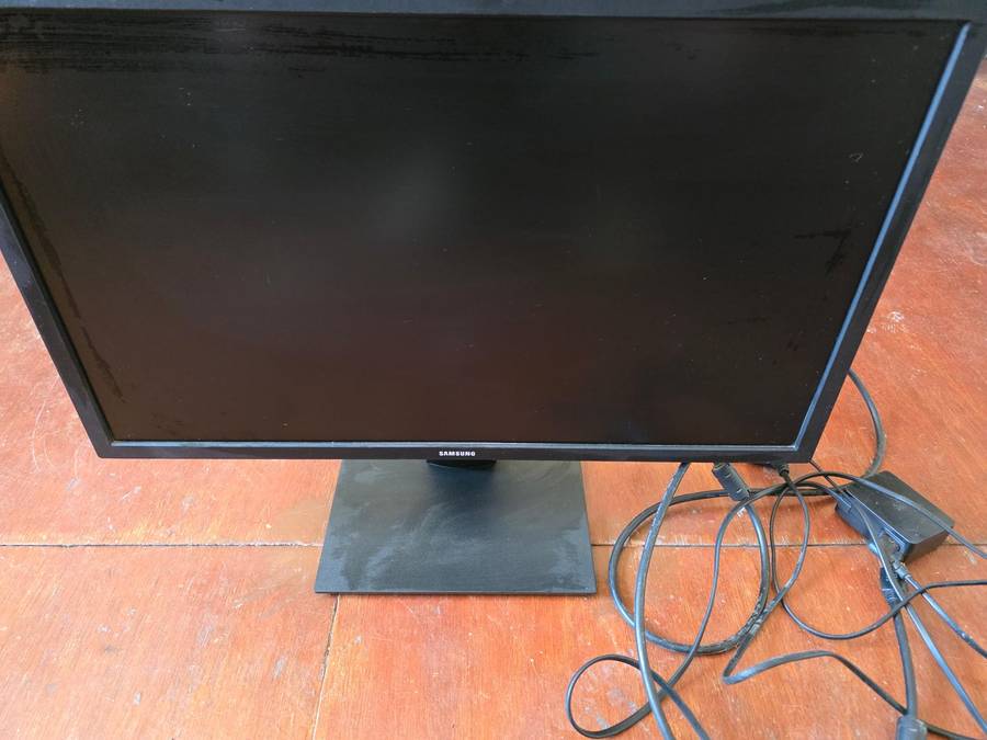SAMSUNG 27INCH PC SCREEN