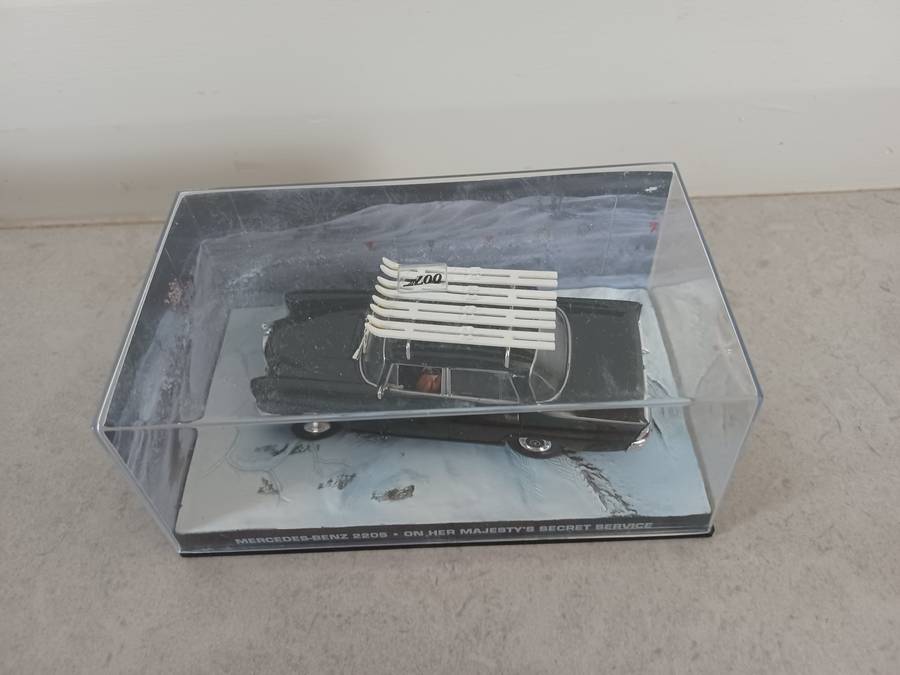 MODEL :  Mercedes 220S On her Majestys Secret Service (MOD045)