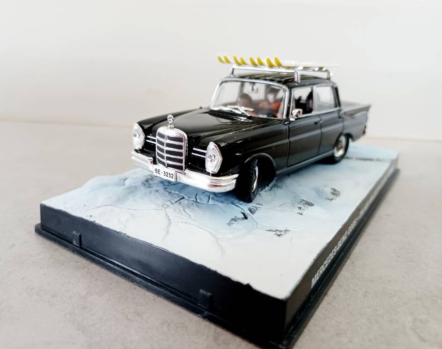 MODEL :  Mercedes 220S On her Majestys Secret Service (MOD045)