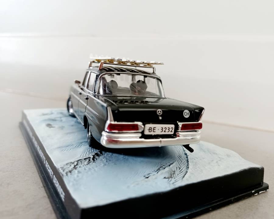 MODEL :  Mercedes 220S On her Majestys Secret Service (MOD045)