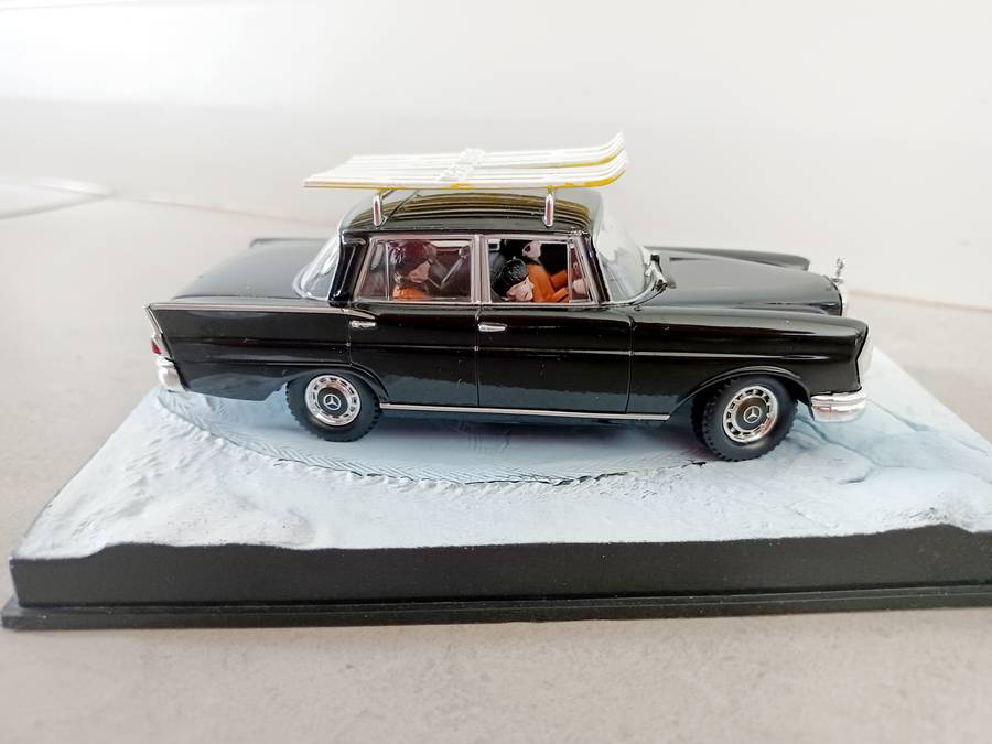 MODEL :  Mercedes 220S On her Majestys Secret Service (MOD045)