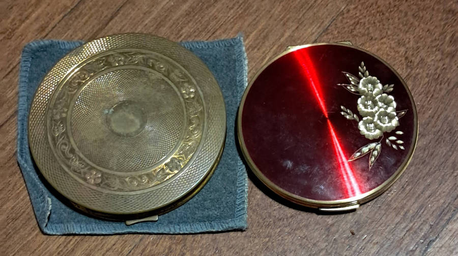 Powder compact and mirror compact