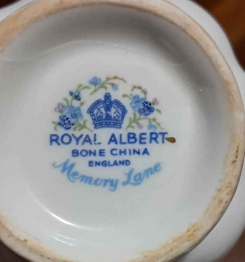 2 Royal Albert Memory Lane Trios