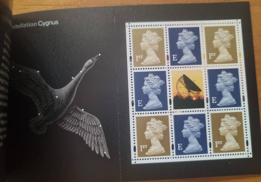 GB 2002 `ACROSS THE UNIVERSE` MINT AND COMPLETE BOOKLET. SG DX29. AS PER IMAGES. CV GBP 34.