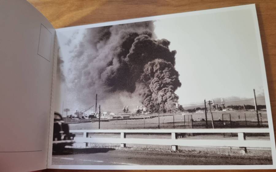 USA USS Arizona memorial (Pearl Harbour) postcard book with (x17) striking postcards  lovely item.