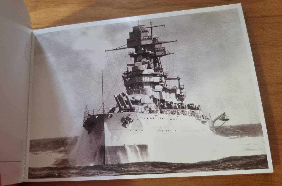 USA USS Arizona memorial (Pearl Harbour) postcard book with (x17) striking postcards  lovely item.
