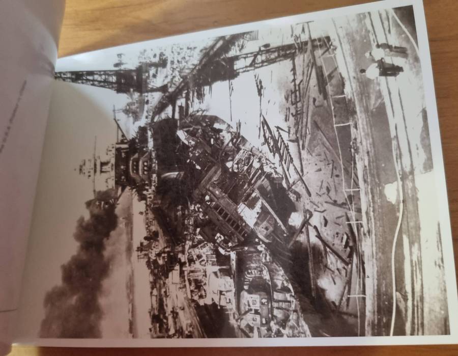 USA USS Arizona memorial (Pearl Harbour) postcard book with (x17) striking postcards  lovely item.