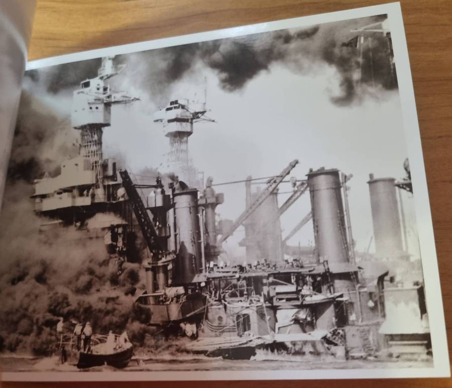 USA USS Arizona memorial (Pearl Harbour) postcard book with (x17) striking postcards  lovely item.