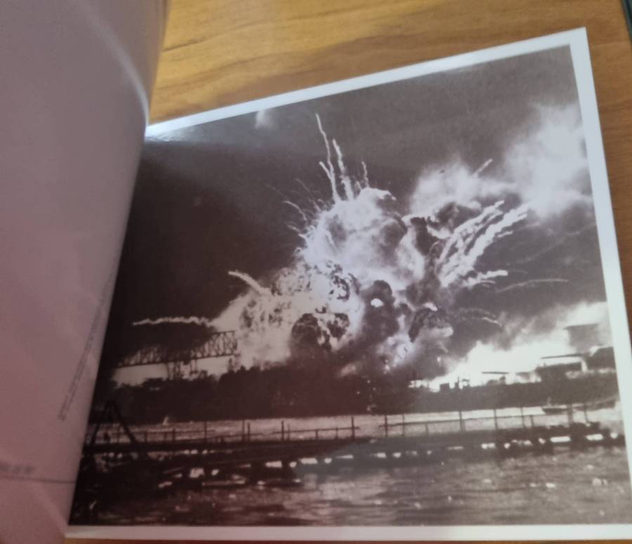 USA USS Arizona memorial (Pearl Harbour) postcard book with (x17) striking postcards  lovely item.