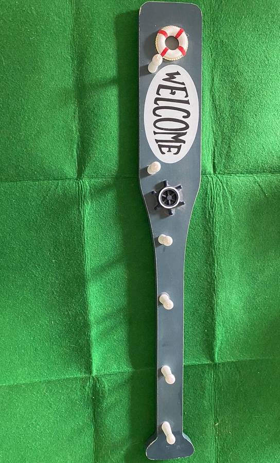 WALL MOUNTED HAT OR COAT HANGER