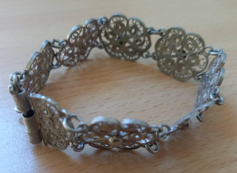 Vintage silver filigree bracelet with interesting clasp