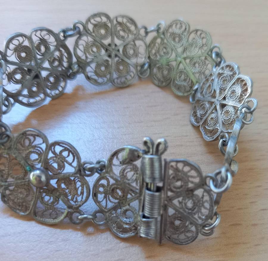 Vintage silver filigree bracelet with interesting clasp