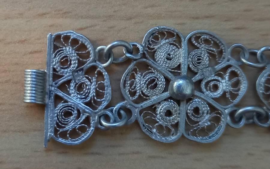 Vintage silver filigree bracelet with interesting clasp