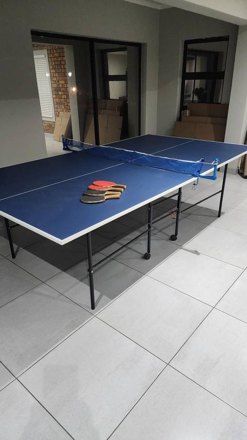 TABLE TENNIS TABLE WITH 4 X RACKETS - COMPLETE AS IN PICTURES