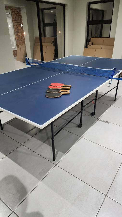 TABLE TENNIS TABLE WITH 4 X RACKETS - COMPLETE AS IN PICTURES