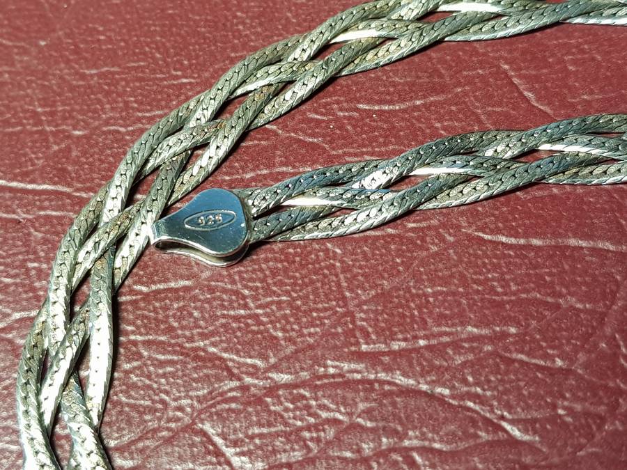 Lovely Genuine Solid Sterling Silver Necklace With Italian Clasp in Excellent Condition - [14 g]
